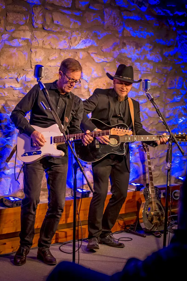 Josef Baumgartner und Roman Hofbauer als Folsom Prison Band auf der Bühne